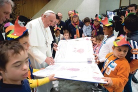 Papież z zainteresowaniem oglądał prezent przygotowany dla niego przez chore dzieci z UNITALSI – Włoskiego Stowarzyszenia Przewożenia Chorych do Lourdes i Innych Sanktuariów Międzynarodowych. Spotkanie, w czasie którego papież rozmawiał z każdym uczestnikiem, trwało ponad trzy godziny