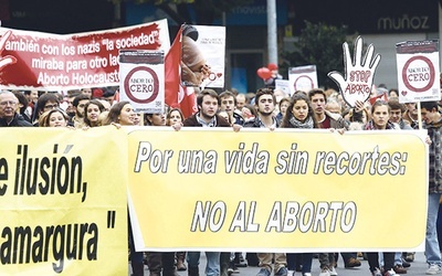 Zmiany ustawy o aborcji na życzenie, uchwalonej przez socjalistów w 2010 r., domagali się uczestnicy demonstracji, które odbyły się 17 listopada br. w 47 miastach w całej Hiszpanii. Na zdjęciu: Marsz dla życia w Pampelunie