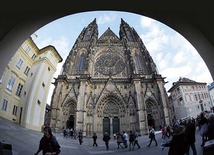 Czeska lewica sprzeciwia się także oddaniu Kościołowi zabudowań na wzgórzu zamkowym.  Nie dotyczy to katedry św. Wita, której status został  niedawno uregulowany