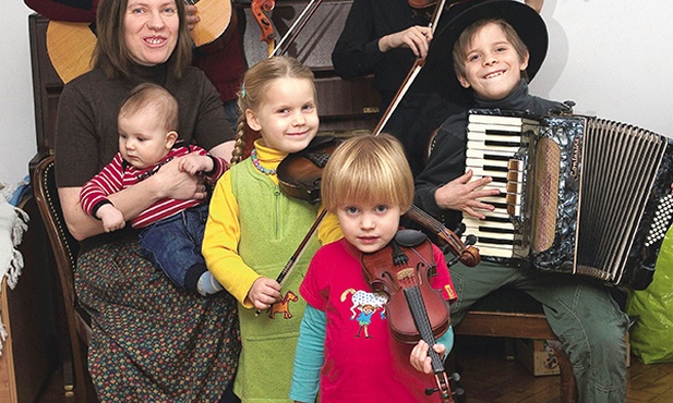 Rodzina Sikorskich: mama Alina i tata Maciej,  dzieci: Tytus, Bruno, Aniela, Amelia, Kosma