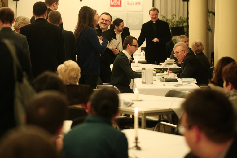 Poezja i teologia - spotkanie z ks. Jerzym Szymikiem