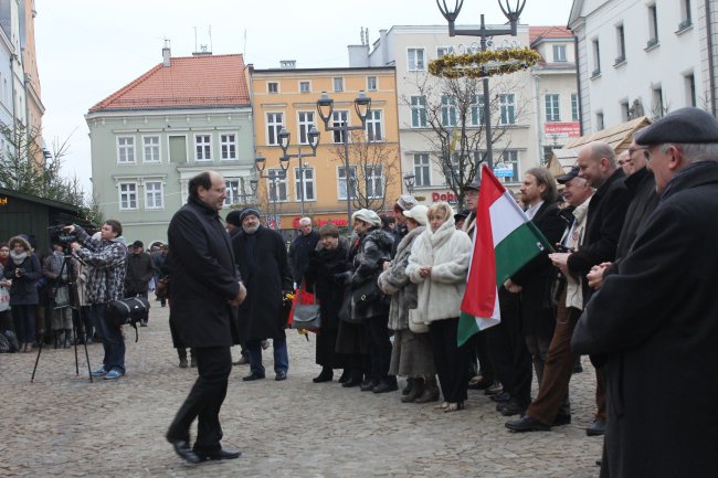 Tablica pamiątkowa na gliwickim rynku