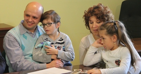 Bez wsparcia ludzi dobrej woli rodzina nie jest w stanie pokryć wszystkich kosztów związanych z leczeniem i rehabilitacją ośmioletniego Szymona