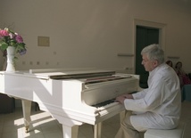 Zagra biały fortepian
