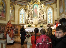 Barokowy ołtarz, któremu przywrócono pierwotna kolorystykę, jest prawdziwą ozdobą świątyni w Chrostkowie