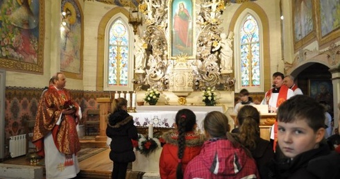 Barokowy ołtarz, któremu przywrócono pierwotna kolorystykę, jest prawdziwą ozdobą świątyni w Chrostkowie