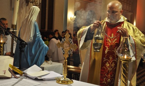 Obrzędowi wprowadzenia relikwii św. o. Pio do parafii w Wieczfni Kościelnej przewodniczył o. Zbigniew Nowakowski, kapucyn