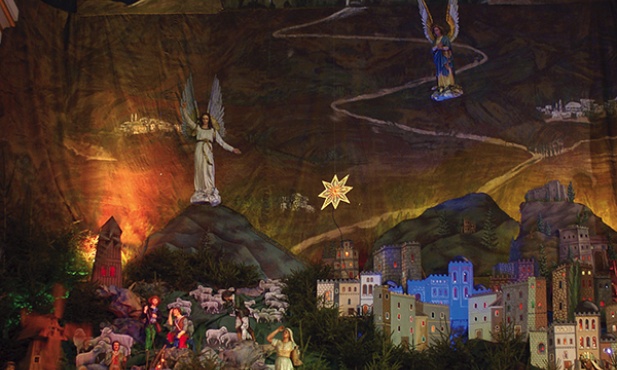 Zwyczaj budowania stajenek w kościołach szybko się rozprzestrzenił. Na zdjęciu szopka w bazylice oo. franciszkanów w Katowicach-Panewnikach, jedna z największych w Europie 