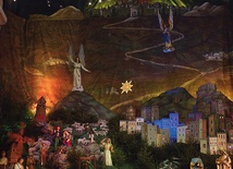 Zwyczaj budowania stajenek w kościołach szybko się rozprzestrzenił. Na zdjęciu szopka w bazylice oo. franciszkanów w Katowicach-Panewnikach, jedna z największych w Europie 