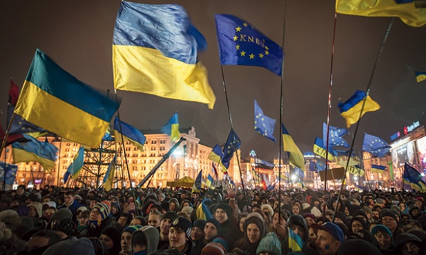 Majdan Niezałeżnosti (plac Niepodległości) w Kijowie kolejny raz zamienił się w centrum wolnej Ukrainy. Tym razem Ukraińców zgromadził sprzeciw wobec braku – pomimo wcześniejszych deklaracji władz – podpisania umowy stowarzyszeniowej z Unią Europejską. Trudno powiedzieć, co częściej rozlegało się na placu: hymn Ukrainy czy skandowane hasło „Kto nie skacze, ten Moskal!”. W tym miejscu na jedno wychodziło. Demonstranci ze łzami w oczach i autentycznym wzruszeniem trzymający dłonie na sercu przy śpiewie „S...