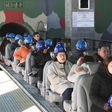 Turyści wyjeżdżający kolejką z podziemnego tunelu. Koreańczycy z Północy wykopali pod ziemią przynajmniej 4 tunele, które miały im służyć w czasie planowanej inwazji na Południe 