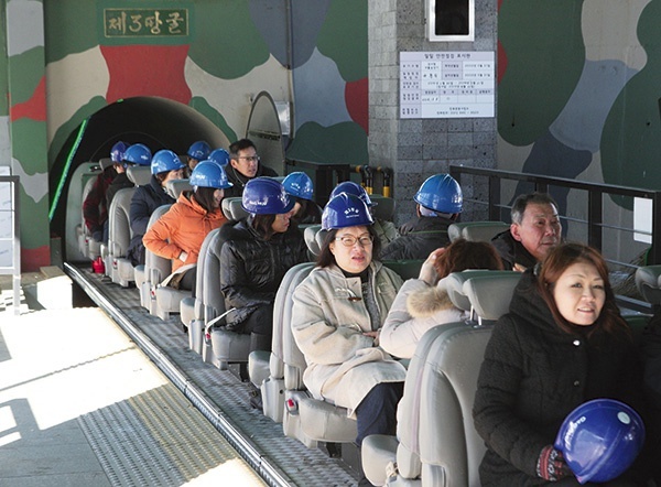 Turyści wyjeżdżający kolejką z podziemnego tunelu. Koreańczycy z Północy wykopali pod ziemią przynajmniej 4 tunele, które miały im służyć w czasie planowanej inwazji na Południe 