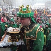 Barwne pochody, którym towarzyszą uliczne jasełka i wspólne kolędowanie, wpisały się już w krajobraz wielu polskich miast i miasteczek. Pierwszy odbył się w Warszawie w 2009 roku. Pomysł powstał w szkole „Żagle”, prowadzonej przez Stowarzyszenie „Sternik”. 6 stycznia 2013 r. Orszak Trzech Króli przeszedł ulicami ponad 90 miast. Organizatorzy obliczyli, że we wszystkich pochodach wzięło udział ok. 250 tys. osób. W Katowicach Orszak Trzech Króli w 2013 r. zorganizowano po raz drugi. Szły w nim barwnie pop...