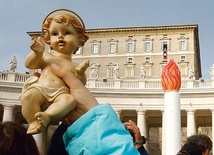 15.12.2013. Watykan. Papież Franciszek pobłogosławił figurki Dzieciątka Jezus podczas modlitwy „Anioł Pański”