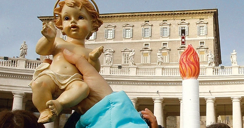 15.12.2013. Watykan. Papież Franciszek pobłogosławił figurki Dzieciątka Jezus podczas modlitwy „Anioł Pański”