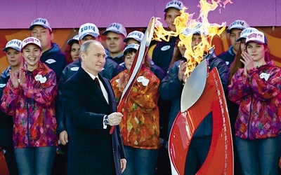 Władimir Putin jest bliski podporządkowania sobie Ukrainy, a w przyszłym roku splendoru przysporzy mu zimowa olimpiada w Soczi. Na zdjęciu prezydent Rosji z ogniem olimpijskim