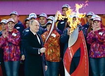 Władimir Putin jest bliski podporządkowania sobie Ukrainy, a w przyszłym roku splendoru przysporzy mu zimowa olimpiada w Soczi. Na zdjęciu prezydent Rosji z ogniem olimpijskim