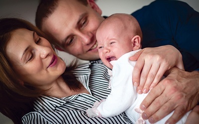 Agnieszka i Szymon Skoczyńscy Zmęczeni, lecz szczęśliwi  rodzice dwumiesięcznej Oleńki  