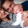 Agnieszka i Szymon Skoczyńscy Zmęczeni, lecz szczęśliwi  rodzice dwumiesięcznej Oleńki  