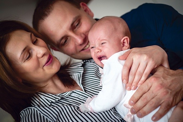 Agnieszka i Szymon Skoczyńscy Zmęczeni, lecz szczęśliwi  rodzice dwumiesięcznej Oleńki  