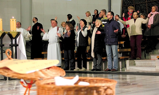 Członkowie grupy „Maria” posługują podczas Mszy św.  od 2004 r.