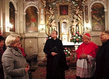  Przed odprawieniem Sumy odpustowej, inaugurującej Rok św. Karola, kard. Stanisław Dziwisz odwiedził kaplicę, w której wisi cudowny obraz