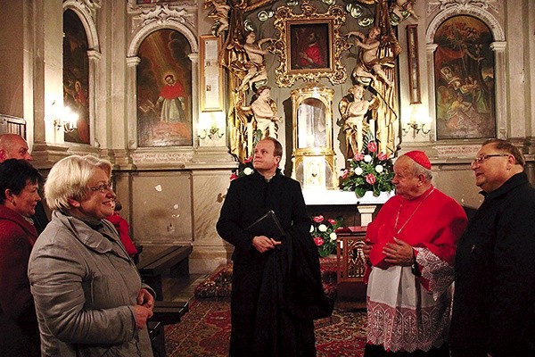  Przed odprawieniem Sumy odpustowej, inaugurującej Rok św. Karola, kard. Stanisław Dziwisz odwiedził kaplicę, w której wisi cudowny obraz