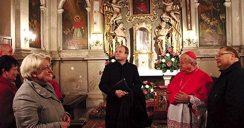  Przed odprawieniem Sumy odpustowej, inaugurującej Rok św. Karola, kard. Stanisław Dziwisz odwiedził kaplicę, w której wisi cudowny obraz
