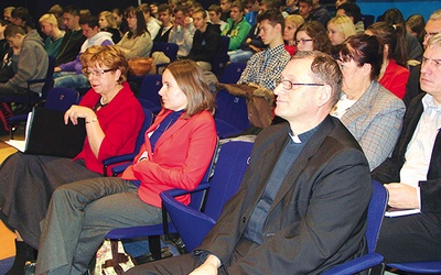  Wykład Katarzyny Kaszo-Stanik (w środku) cieszył się dużym zainteresowaniem. Z lewej prowadząca spotkanie Lucyna Wiśniewska
