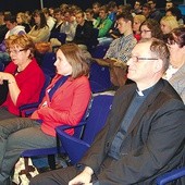  Wykład Katarzyny Kaszo-Stanik (w środku) cieszył się dużym zainteresowaniem. Z lewej prowadząca spotkanie Lucyna Wiśniewska