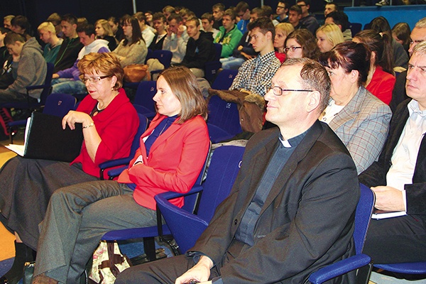  Wykład Katarzyny Kaszo-Stanik (w środku) cieszył się dużym zainteresowaniem. Z lewej prowadząca spotkanie Lucyna Wiśniewska
