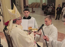  Metropolita wprowadził w posługę 14 kleryków. – Przyjmij naczynie z chlebem do sprawowania Eucharystii i tak postępuj, abyś mógł godnie służyć Kościołowi przy stole Pańskim – mówił, wręczając im patenę z chlebem i kielich z winem