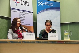  Konferencja została zorganizowana przez specjalistów Ośrodka Doradztwa OKUN. Na zdjęciu dr Wioletta Radziwiłowicz (z lewej)  z Uniwersytetu Gdańskiego i Zofia Lisiecka, koordynatorka programu SMOK