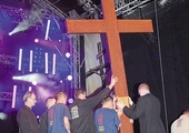 Młodzież z całego świata gromadzi się przy znakach ŚDM. Na zdjęciu: krzyż Światowych Dni Młodzieży w czasie Festiwalu Młodych w Pułtusku w 2009 roku