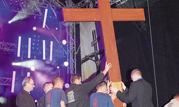 Młodzież z całego świata gromadzi się przy znakach ŚDM. Na zdjęciu: krzyż Światowych Dni Młodzieży w czasie Festiwalu Młodych w Pułtusku w 2009 roku