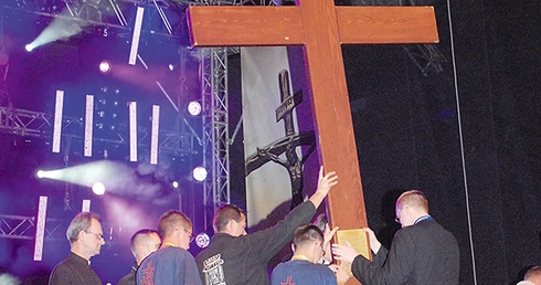 Młodzież z całego świata gromadzi się przy znakach ŚDM. Na zdjęciu: krzyż Światowych Dni Młodzieży w czasie Festiwalu Młodych w Pułtusku w 2009 roku