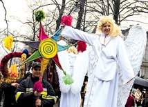  W ubiegłym roku orszaki cieszyły się dużym zainteresowaniem i sporą liczbą uczestników. Weźmy udział w tegorocznych korowodach, niech będzie nas jeszcze więce