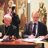 Abp Wiktor Skworc i dyrektor Muzeum Śląskiego Dominik Abłamowicz podpisują umowę o przekazaniu eksponatów