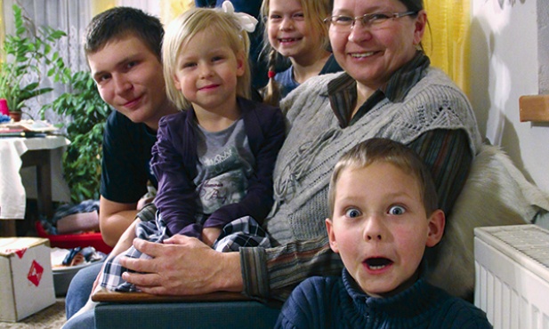  Ewelina Galwas z synami Antonim (z przodu) i Marcinem, córkami Bernadetą i Anią oraz mężem Jurkiem. Na zdjęciu brakuje  Marysi i Basi
