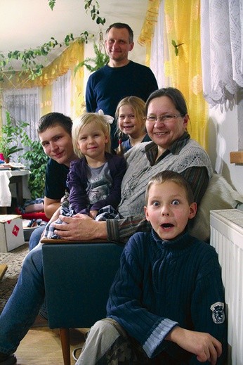  Ewelina Galwas z synami Antonim (z przodu) i Marcinem, córkami Bernadetą i Anią oraz mężem Jurkiem. Na zdjęciu brakuje  Marysi i Basi
