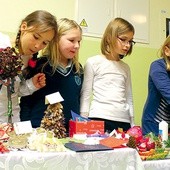 Dzieci wraz z rodzicami wykonały wiele ciekawych ozdób świątecznych
