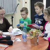 Autorka podpisywała swoją książkę podczas spotkania z przedszkolakami w Książnicy Beskidzkiej
