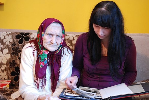  Pani Wiktoria z prawnuczką Olą ogląda rodzinne fotografie