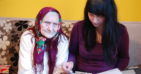  Pani Wiktoria z prawnuczką Olą ogląda rodzinne fotografie