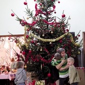 Co roku przed Bożym Narodzeniem w szkole w Zduńskiej Dąbrowie na wychowanków domu dziecka czekają prezenty i serdeczne przyjęcie 