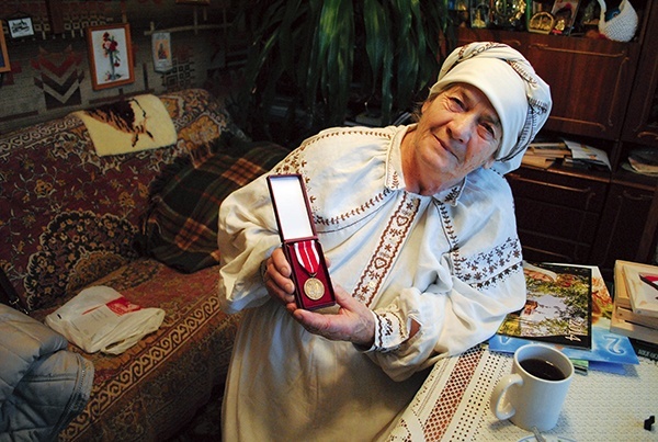   Babcia Hania prezentuje ostatni z prawie 170 medali 