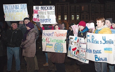 Z biało-czerwonymi i niebiesko-żółtymi flagami w Koszalinie i Białym Borze manifestowano poparcie dla prounijnych dążeń Ukrainy