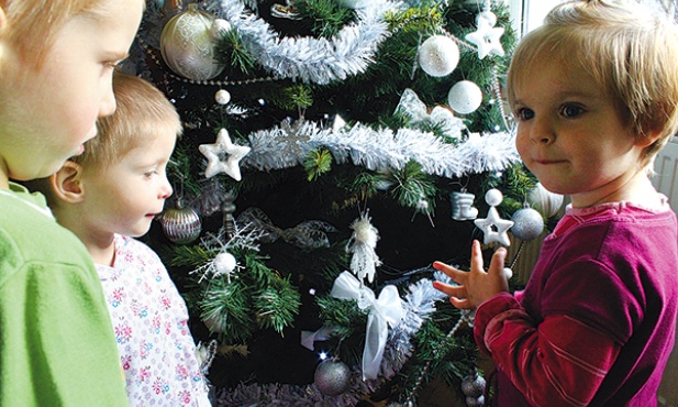 Wszystkie dzieci z niecierpliwością czekają na to,  co znajdą pod choinką 
