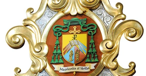 Tarcza herbowa diecezji i jej pierwszego biskupa  jest taka sama 