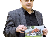 Dariusz Pawliński podczas prezentacji projektu hospicjum